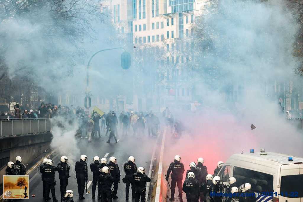 مظاهرة حاشدة في بروكسل ضد قيود كورونا.. والشرطة تستخدم الغاز والمياه