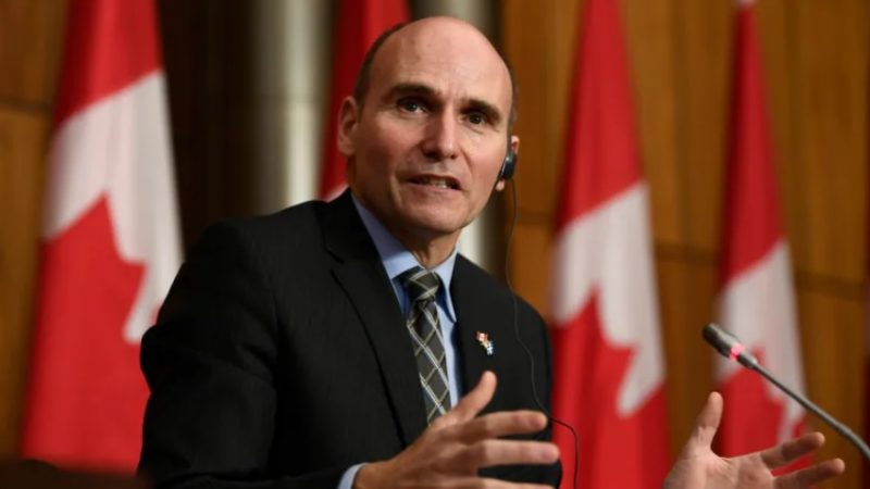 وزير الصحة: المقاطعات الكندية يمكن أن تجعل التطعيم إلزاميا