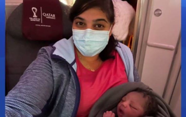 طبيبة كندية تساعد امرأة على ولادة طفلتها خلال رحلة جوية