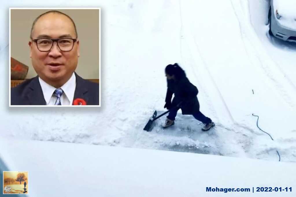 وزير كندي يتعرض للنقد بعد تصوير زوجته وهي تجرف الثلج بدلاً من مساعدتها