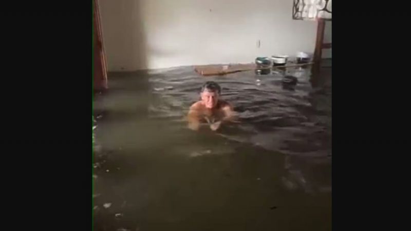 فيديو لرجل يسبح داخل منزله المغمور بمياه الفيضانات في فلوريدا