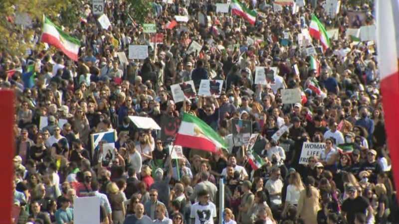 الآلاف يحتجون في مظاهرة “الحرية لإيران” بالقرب من تورنتو اليوم