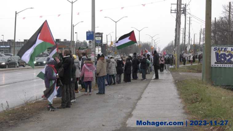 “بينما تتسوقون القنابل تسقط”.. المتظاهرون يهتفون أمام مركز تجاري في أونتاريو لوقف إطلاق النار في غزة